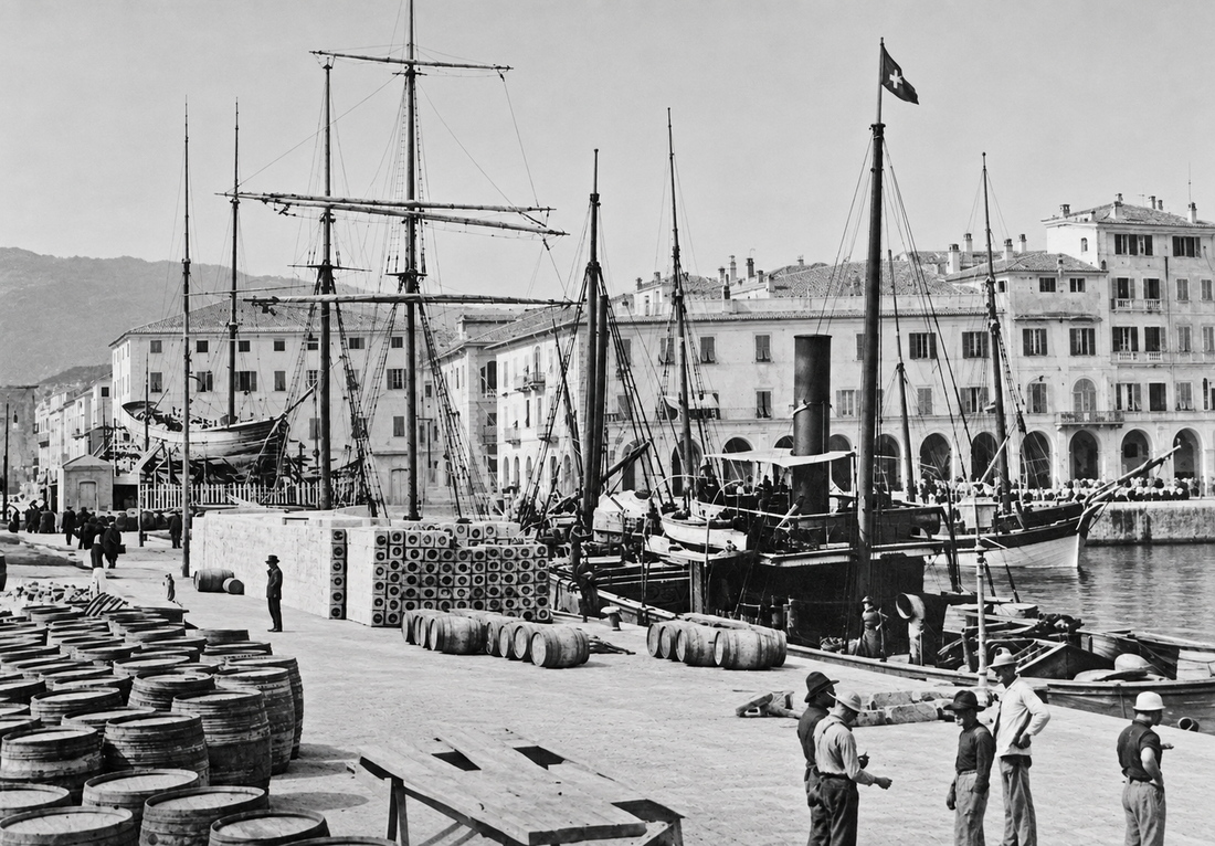 Barili d’olio sulla banchina di Oneglia, fotografia storica dall’archivio di Franco Marabello