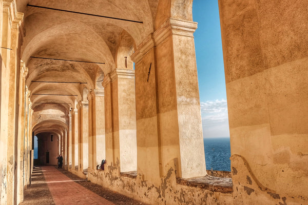 Logge con archi affacciati sul mare al Parasio di Porto Maurizio