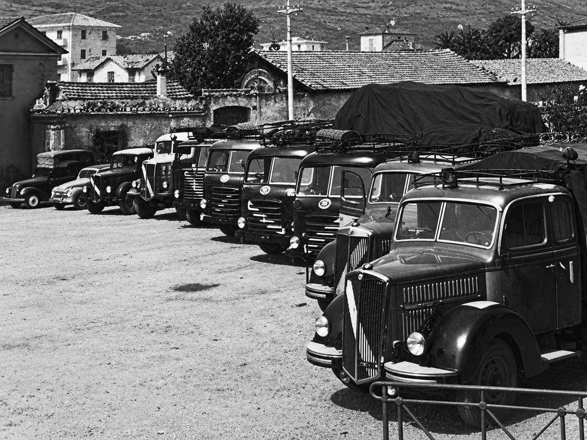 Camion storici in Piazza Jacopo Virgilio a Diano Marina, ricordata come Piazza dell’Olio